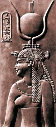 Клеопатра в жреческом головном уборе и обруче-кобре - символе власти в Египте