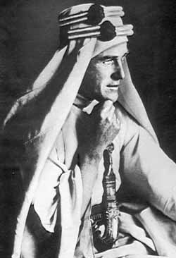 Лоуренс в одеянии арабского шейха, с кинжалом, на котором он насечками вёл счёт убитым туркам